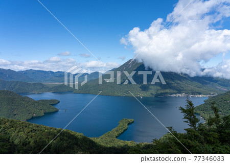 櫪木縣日光市半月山的中禪寺湖和南台山(9月) 櫪木縣日光市半月山的中禪寺湖和南台山(9月) 77346083