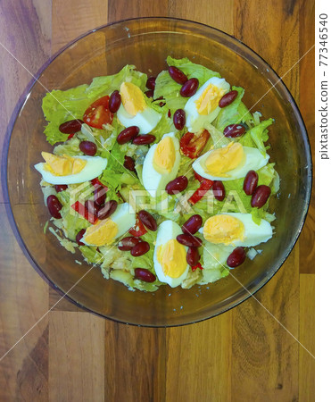 Colorful salad with fresh vegetables, Kalamata olives and boiled eggs in a bowl Colorful salad with fresh vegetables, Kalamata olives and boiled eggs in a bowl 77346540