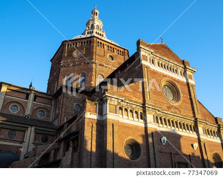 Duomo di Pavia (Cathedral of Pavia) at sunset 77347069
