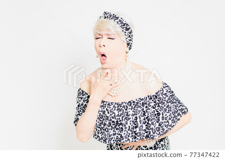 變裝皇后站在白色背景前,做一個喉嚨痛的手勢 變裝皇后站在白色背景前,做一個喉嚨痛的手勢 77347422