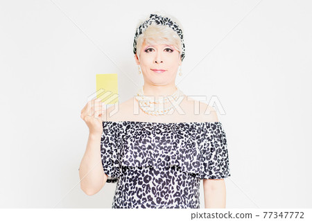 變裝皇后站在白色背景前,出示黃牌 變裝皇后站在白色背景前,出示黃牌 77347772