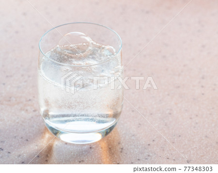 gas bubbles in glass with sparkling mineral water gas bubbles in glass with sparkling mineral water 77348303