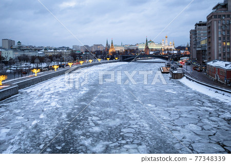 view of frozen Moskva River and Kremlin in winter view of frozen Moskva River and Kremlin in winter 77348339