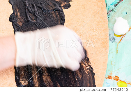 craftsman stains the carved leather for handbag 77348940