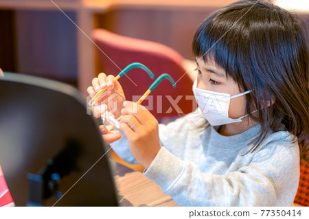 Children with glasses make their debut in glasses Children with glasses make their debut in glasses 77350414