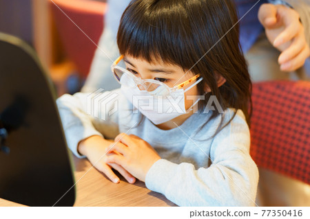 Children with glasses make their debut in glasses Children with glasses make their debut in glasses 77350416