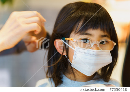 Children with glasses make their debut in glasses Children with glasses make their debut in glasses 77350418
