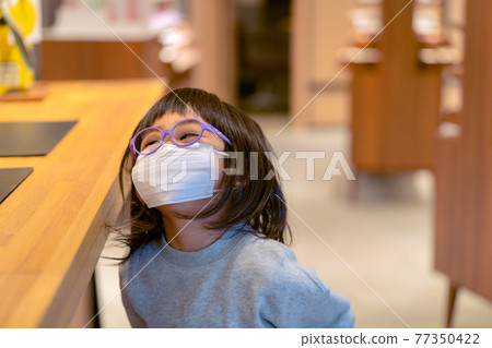 Children with glasses make their debut in glasses Children with glasses make their debut in glasses 77350422