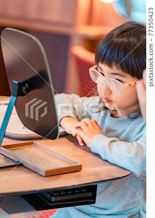 Children with glasses make their debut in glasses Children with glasses make their debut in glasses 77350423