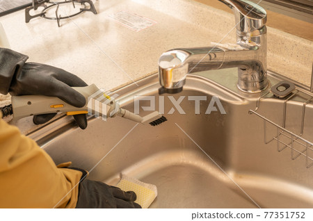 Kitchen cleaning by a contractor Kitchen cleaning by a contractor 77351752