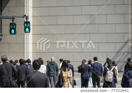 早上上下班的步行婦女的後視圖 早上上下班的步行婦女的後視圖 77352641