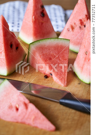 用砧板切西瓜 77352711