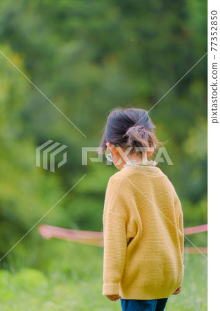 Child girl back view 77352850