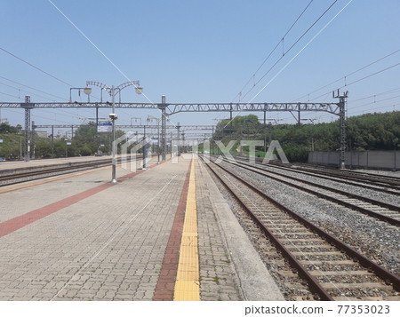 train station rail 77353023