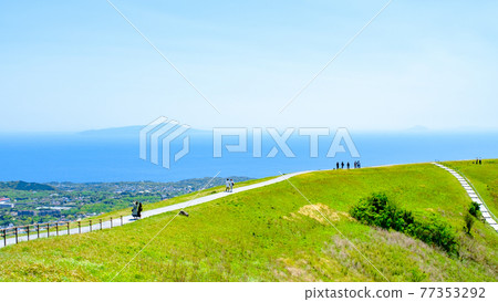 Scenery of Mt. Omuro, Izu (Spring): Overlooking Sagami Nada and Izu Oshima 77353292