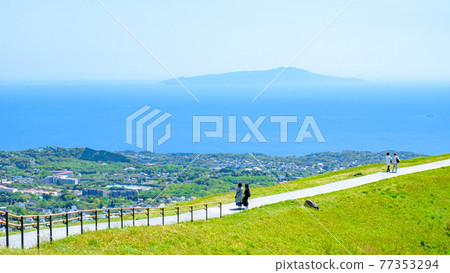 伊豆大室山的風景(春季):俯瞰灘相模和伊豆大島 伊豆大室山的風景(春季):俯瞰灘相模和伊豆大島 77353294