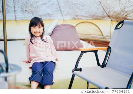 享受露營的小女孩 77354131