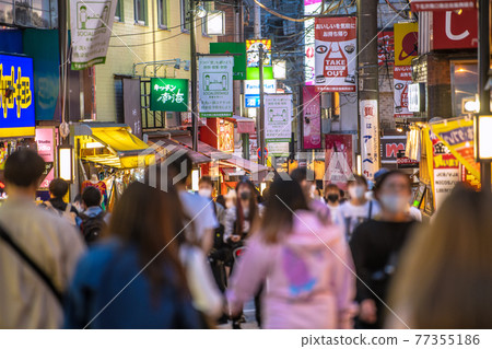 Shimokitazawa,日本東京城市景觀的 GW。第三次宣布正在進行中,但人數與電暈災難前相同= 5月4日 Shimokitazawa,日本東京城市景觀的 GW。第三次宣布正在進行中,但人數與電暈災難前相同= 5月4日 77355186
