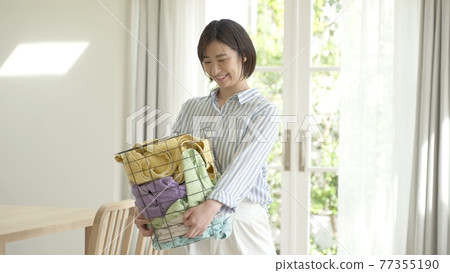 拿著洗衣籃的婦女 拿著洗衣籃的婦女 77355190