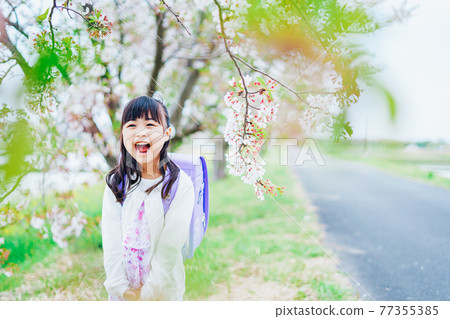 A little girl carrying a backpack and screaming 77355385