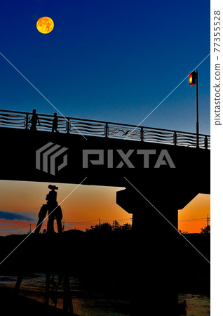 Kinunobebashi over the Inagawa River and the full moon, May, Japan 77355528