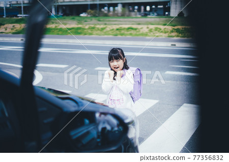Little girl in a car accident Little girl in a car accident 77356832