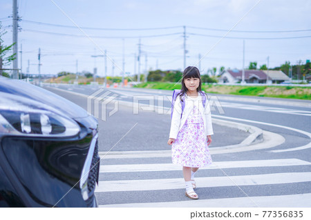 Little girl in a car accident Little girl in a car accident 77356835