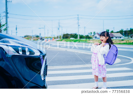 Little girl in a car accident Little girl in a car accident 77356838