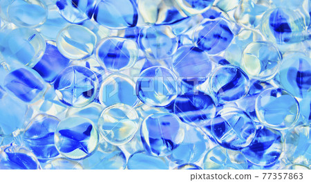 玻璃球在水面上的漣漪上排列的很酷的圖像 玻璃球在水面上的漣漪上排列的很酷的圖像 77357863