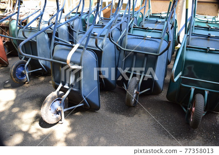 Wheelbarrow (multiple wheelbarrows) Wheelbarrow (multiple wheelbarrows) 77358013