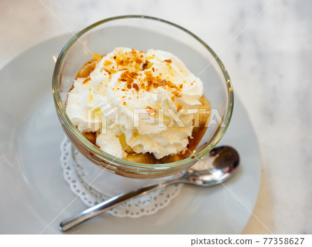 Dessert Banoffi of cookies with bananas and cream Dessert Banoffi of cookies with bananas and cream 77358627