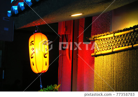 Scenery of an izakaya with rope goodwill and lanterns 77358783