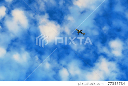 飛越新航線的埼玉縣川口市上空的飛機和天空的景色 飛越新航線的埼玉縣川口市上空的飛機和天空的景色 77358784