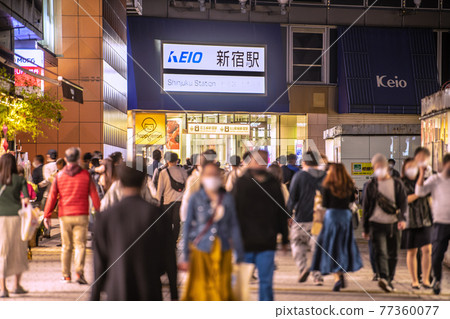 新宿站西口前的日本 GW 東京城市景觀。正在宣布第三個緊急狀態,但很多人= 5月4日 新宿站西口前的日本 GW 東京城市景觀。正在宣布第三個緊急狀態,但很多人= 5月4日 77360077