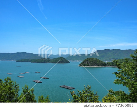 從岡山縣備前市岡山藍線眺望片神灣的景色 從岡山縣備前市岡山藍線眺望片神灣的景色 77360095