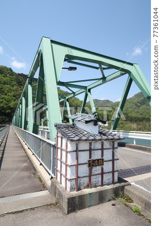 The main pillar of Shimotobashi, which has a swelling like Mino City The main pillar of Shimotobashi, which has a swelling like Mino City 77361044