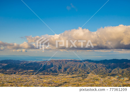 飛向和泉山脈沸騰的雲層的滑翔傘。和歌山縣城之川市 飛向和泉山脈沸騰的雲層的滑翔傘。和歌山縣城之川市 77361209
