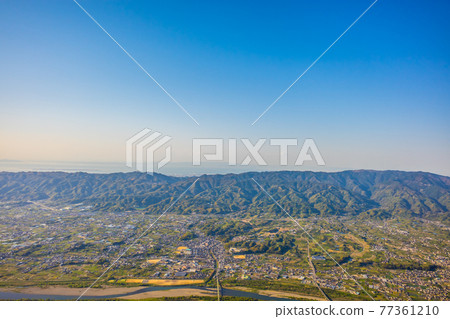 乘坐滑翔傘從龍門山上空俯瞰和泉山脈。 乘坐滑翔傘從龍門山上空俯瞰和泉山脈。 77361210