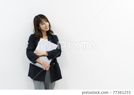 一個女人使用電腦 一個女人使用電腦 77361255