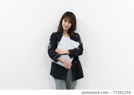 一個女人使用電腦 77361256