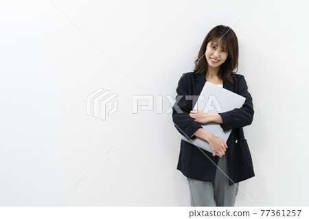 一個女人使用電腦 一個女人使用電腦 77361257