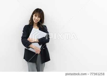一個女人使用電腦 一個女人使用電腦 77361258