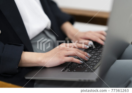 一個女人使用電腦 一個女人使用電腦 77361263