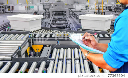 Manager engineer checking plastics boxes on conveyor belt in distribution warehouse. parcels transportation system concept. Manager engineer checking plastics boxes on conveyor belt in distribution warehouse. parcels transportation system concept. 77362604