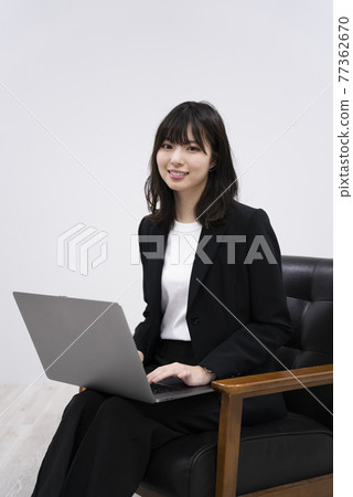 Woman using a laptop Woman using a laptop 77362670