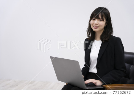 Woman using a laptop Woman using a laptop 77362672