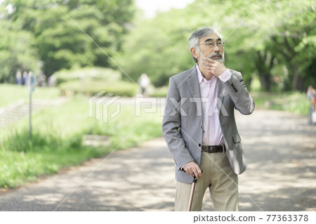 老人迷路 77363378