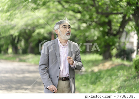 Senior man getting lost 77363383