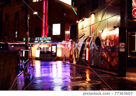 Hotel town on a rainy night 77363607