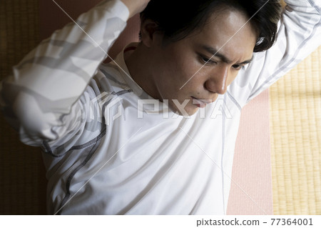 男子在家訓練 77364001